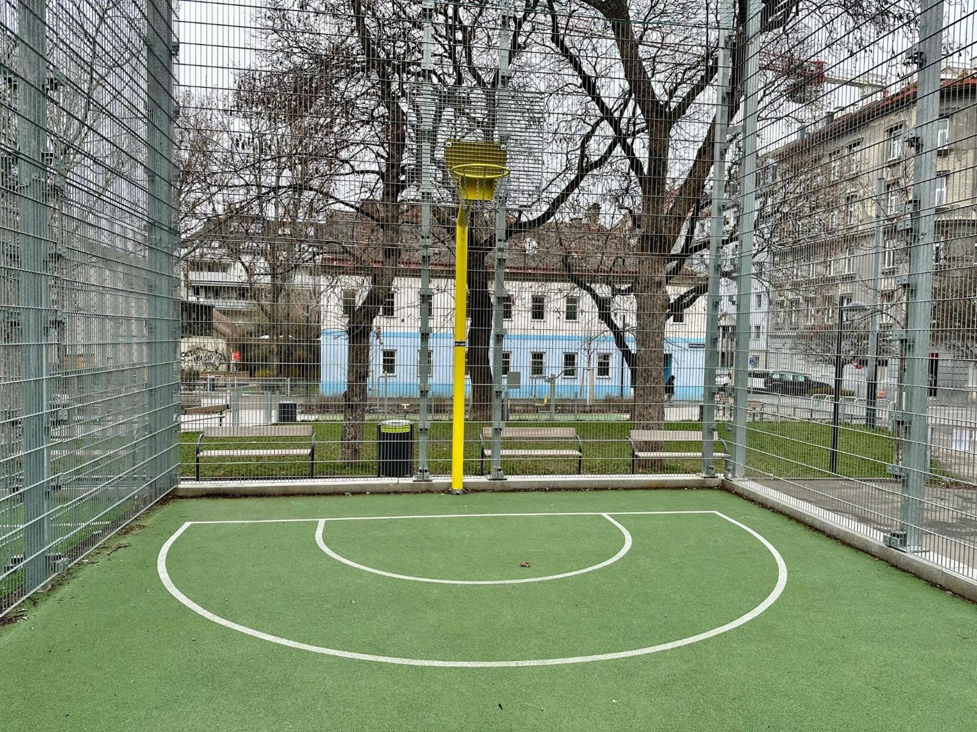 Spacious 4-room For 6 - Near Subway Apartment *