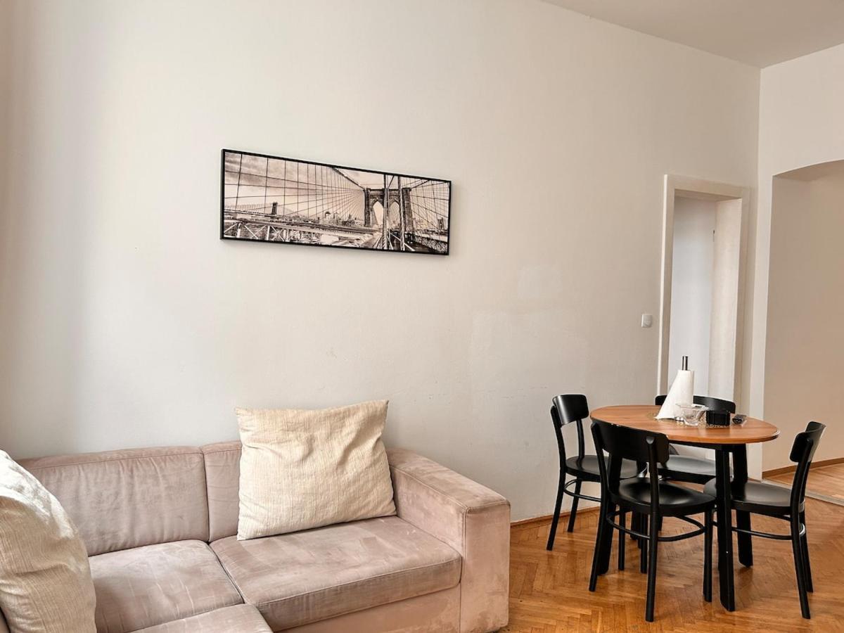 Spacious 4-room For 6 - Near Subway Apartment