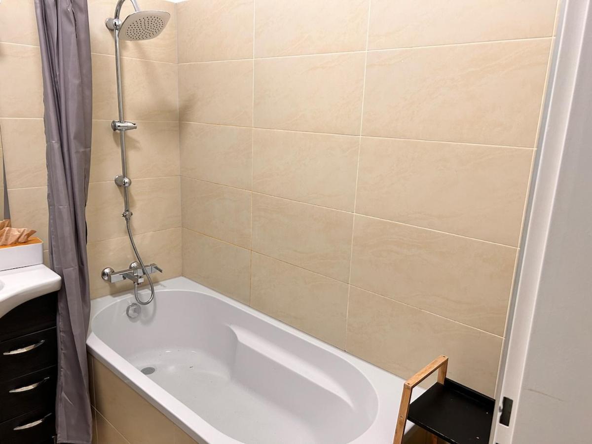 Spacious 4-room For 6 - Near Subway Apartment *