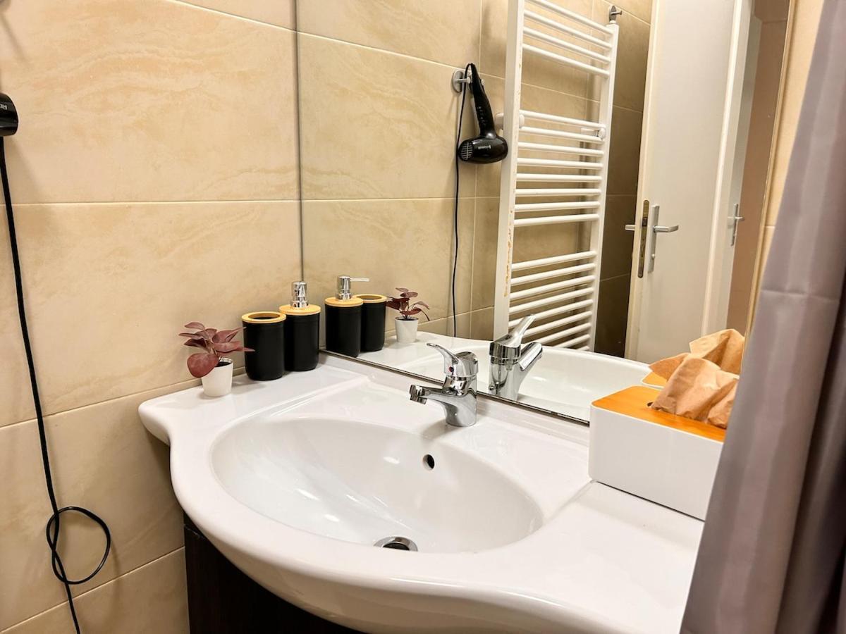 Spacious 4-room For 6 - Near Subway Apartment