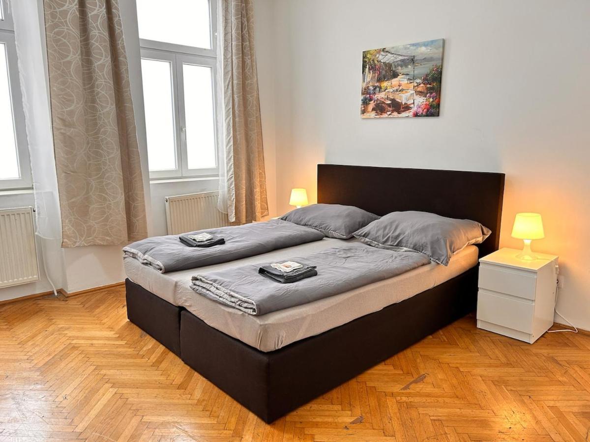 Spacious 4-room For 6 - Near Subway Apartment